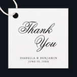 Etiquetas Para Lembrancinhas Casamento Formal Elegante Preto e Branco Tradicion<br><div class="desc">Etiquetas de casamento com tipografia elegante, apresentando um design simples com a mensagem "Obrigado" em caligrafia preta e seus nomes e data abaixo, sobre um fundo branco. As fontes e cores do fundo podem ser alteradas para quaisquer cores que você desejar. Essas etiquetas sofisticadas e elegantes são ótimas para um...</div>