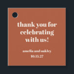 Etiquetas Para Lembrancinhas Casamento Personalizado Da Queda De Feira Negosa O<br><div class="desc">Adicione um toque sincero e pessoal ao seu evento com estas etiquetas de presentes personalizáveis, perfeitas para casamentos, chás de panela ou qualquer celebração especial. Apresentando um design de cor ferrugem quente e uma tipografia elegante, essas etiquetas são uma maneira fácil de expressar gratidão aos seus convidados. Ideal para anexar...</div>