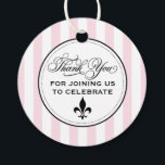 Etiquetas Para Lembrancinhas Casamento Vintage Pink Fleur de Lis Paris<br><div class="desc">Etiqueta de lembrança de casamento redonda encantadora com "Obrigado por se juntar a nós para celebrar" em elegante caligrafia com um sotaque de flor de lis em um fundo de listras rosa e branco com borda decorativa. A parte de trás exibe um padrão de listras rosa coordenado. Um delicioso sotaque...</div>