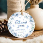 Etiquetas Para Lembrancinhas Chá de panela de Chinoiserie Azul e Branco<br><div class="desc">Esta obra-prima visual tece sem problemas a beleza icônica do azul e do branco com a atração etérea da arte de aquarela. Os itens, adorados com delicados motivos chineses. Flores deliciosas e borboletas dançam graciosamente através da peça, capturando a essência da beleza refinada. As braçadeiras de aquarela adicionam um toque...</div>