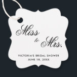 Etiquetas Para Lembrancinhas De Miss a Mrs Elegante Chuveiro de Noiva Preto e B<br><div class="desc">Tags de lembrancinhas para chuveiro de noiva com tipografia elegante, apresentando as palavras "De Miss a Mrs" em caligrafia preta e seu nome, título do evento e data abaixo, sobre um fundo branco. As fontes e cores de fundo podem ser alteradas para qualquer cor que desejar. Um design simples e...</div>
