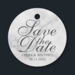 Etiquetas Para Lembrancinhas Elegante Marble Wedding Salvar Data<br><div class="desc">Elegante na moda design com título "Salvar a Data" no estilo de fonte do script elegante da cinza com nome e data de casamento no estilo de fonte da serif clássica da cinza em fundo de mármore branco.</div>