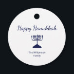 Etiquetas Para Lembrancinhas Feliz Hanukkah Blue Menorah<br><div class="desc">Feliz Holiday Feriado Hanukkah, com uma simples design de menorah azul e tipografia. Com a inscrição personalizável branca, você pode adicionar seu próprio texto. Uma forma excelente de celebrar com amigos e entes queridos.</div>