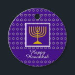 Etiquetas Para Lembrancinhas FELIZ HANUKKAH Menorah Personalizou Roxo<br><div class="desc">Estes na moda HANUKKAH favoritam etiquetas, com um fundo roxo real e uma estrela prateada falsa do padrão David e da menorah, irão adicionar o toque final perfeito ao seu embrulho de presente. Tanto a mensagem frontal, que lê HAPPY HANUKKAH, quanto a mensagem traseira são personalizáveis, para que você possa...</div>