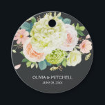 Etiquetas Para Lembrancinhas Florestas de primavera Watercolor<br><div class="desc">Linda aquarela de drangas brancas e verdes com rosas cor-de-rosa e creme,  margaridas,  flores pequenas e folhas criam essas etiquetas favoritas com seus detalhes em caracteres quicos em letras brancas em um fundo escuro. CORRESPONDENDO a itens na nossa loja.</div>