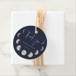 Etiquetas Para Lembrancinhas Gilded Moon Phases Casamento Obrigado<br><div class="desc">Fases elegantes da lua dourada,  obrigado de casamento você favorece as etiquetas. Script moderno "obrigado você" gráfico com linhas para seus nomes e data do evento. Coordenando fundo de cor azul-marinho escuro.</div>