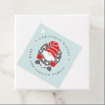 Etiquetas Para Lembrancinhas Gnomo engraçado com Garland Festive Christmas Mint<br><div class="desc">Projetado para combinar com nossa Coleção Gnomos Engraçados, este adesivo branco redondo é perfeito para selar sua postagem de Feriado de Inverno ou para enfeitiçá-lo sob a árvore de Natal. Design apresenta uma ilustração de um tradicional Nisse da tradição natalícia nórdica ou escandinava, o gnomo tem uma barba branca longa,...</div>