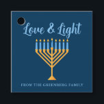 Etiquetas Para Lembrancinhas Hanukkah Love & Light Custom Menorah Party Blue<br><div class="desc">Festa de Amor e Chanucá Luz personalizada e bonita favorece etiquetas para uma família judaica que janta Chanukah com uma sinagoga. Personalize esta decoração bonito com o seu próprio sobrenome ou informações de grupo em azul sob a menorah do ouro bonito.</div>