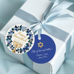 Etiquetas Para Lembrancinhas Hanukkah Menorah Floral Gift<br><div class="desc">Adicione um toque festivo e elegante aos seus presentes de Chanucá com esta etiqueta redonda de presente com uma menorah ouro cercada por uma bela coroa floral de aquarela em tons azuis, pincéis e marinhos. O verso inclui espaço para a sua mensagem personalizada sob uma Estrela de David. Perfeito para...</div>