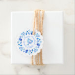 Etiquetas Para Lembrancinhas Hanukkiah Happy Hanukkah Holiday Menorah<br><div class="desc">Símbolo Hanukkiah. Feliz Festa de Hanukkah Feriado Judeu Menorah Azul. Decoração de Feriado Judeu Chanukkah com o símbolo decorativo tradicional de Chanuka - Marinho Blue color hanukkiah menorah, candelabro com velas, estrela de David e ilustração azul neon brilhante. Festa de Chanucá das Luzes Decoração do Evento. Jerusalém, Israel. Fornecimentos de...</div>