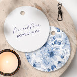 Etiquetas Para Lembrancinhas Minimalista Sr. e Sra. Tag – Fundo Branco<br><div class="desc">Celebre sua história de amor com esta Tag Minimalista de Sr. e Sra., projetada com simplicidade atemporal em mente. Com tipografia azul naval elegante em um fundo branco crocante, esta tag adiciona um toque refinado e sofisticado à decoração do seu casamento. Perfeita para sacolas de presentes, brindes de casamento, arranjos...</div>