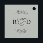 Etiquetas Para Lembrancinhas Rustic Sage Green Simple Monograma Obrigado<br><div class="desc">Projetado para coordenar com a nossa coleção de casamentos Romântica Script,  esta etiqueta personalizável,  apresenta um obrigado gráfico de caligrafia que você tem,  combinado com uma fonte serif clássica em preto. Itens correspondentes disponíveis.</div>