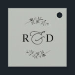 Etiquetas Para Lembrancinhas Sage Verde Rústico Monograma Simples Obrigado<br><div class="desc">Projetado para coordenar com nossa coleção de casamento Rômantico Script,  esta etiqueta personalizável apresenta um gráfico de caligrafia 'obrigado',  combinado com uma fonte serifada clássica em preto. Itens correspondentes disponíveis.</div>