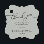 Etiquetas Para Lembrancinhas Sage Verde Rústico Simples Monograma Obrigado<br><div class="desc">Projetado para coordenar com nossa coleção de casamento Roteiro Romântico,  esta etiqueta personalizável apresenta um gráfico de caligrafia obrigado,  combinado com uma fonte serifada clássica em preto. Itens correspondentes disponíveis.</div>