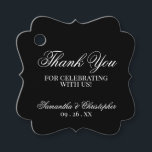 Etiquetas Para Lembrancinhas Simples Chic Black Obrigado Casamento<br><div class="desc">Estas bonitas etiquetas de favor são simples,  clássicas,  eternos e elegantes. A design apresenta um fundo preto com letras brancas legadas em letras de texto: Obrigado por celebrar conosco. Há espaço para os nomes dos casais e a data do casamento.</div>