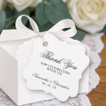 Etiquetas Para Lembrancinhas Simples Elegância Obrigado Casamento<br><div class="desc">Estas belas etiquetas de lembrança são simples,  clássicas,  atemporais e elegantes. O design apresenta um fundo branco com letras em escrita preta rendada que diz: Obrigado por celebrar conosco. Há espaço para os nomes do casal e a data do casamento.</div>