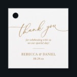 Etiquetas Para Lembrancinhas Simples Elegante Branco e Dourado Script Obrigado<br><div class="desc">Projetado para coordenar com nossa coleção de casamento de roteiro romântico,  esta etiqueta personalizável apresenta um agradecimento gráfico de caligrafia,  combinado com uma fonte serifada clássica em dourado. Itens correspondentes disponíveis.</div>