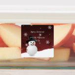 Etiquetas Red Snowman Winter Scense Christmas Baking Label (<br><div class="desc">Compartilhe seu feriado com amigos e família com este Festivo Red Snowman Winter Scene Christmas Baking Labels. Label design apresenta um boneco de neve feliz em uma cena de ventania de neve contra um fundo vermelho adornado com flocos de neve de cor correspondente que você pode personalizar com seu próprio...</div>