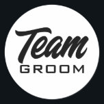 Etiquetas redondas personalizadas do Team Groom<br><div class="desc">Adesivos redondos personalizados do Team Groom. Design preto e branco personalizado para noivos e padrinhos de casamento. design de na moda para jogos de despedida de solteiro e muito mais. Crie-os para o seu grupo de amigos,  convidados,  esquadrão,  tripulação,  melhor homem,  etc. Também disponível para equipes de noivas.</div>