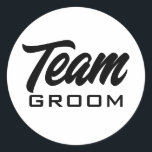 Etiquetas redondas personalizadas do Team Groom<br><div class="desc">Adesivos redondos personalizados do Team Groom. Design preto e branco personalizado para noivos e padrinhos de casamento. design de na moda para jogos de despedida de solteiro e muito mais. Crie-os para o seu grupo de amigos,  convidados,  esquadrão,  tripulação,  melhor homem,  etc. Também disponível para equipes de noivas.</div>