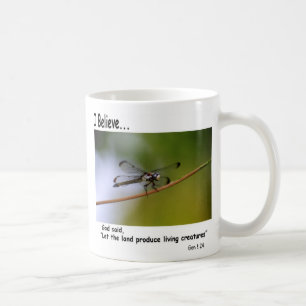 Eu acredito a caneca de café com libélula