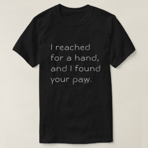 Eu alcancei para uma camisa da mão (o preto)