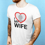 Eu amo minha esposa significa camisetas<br><div class="desc">Crie o seu I Love My Wife significa Photo Text T-Shirt com esta camisa moderna e engraçada modelo com uma legal fonte sans serif e uma foto da esposa num enorme coração vermelho. Adicione sua própria foto, seu nome ou qualquer texto personalizado. A design da camiseta "Eu amo minha esposa"...</div>