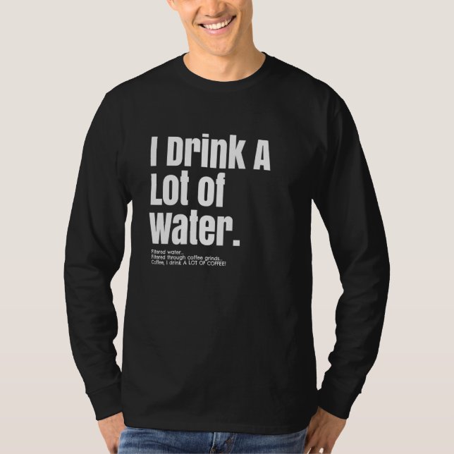 Eu Bebo Muita Água Café Camiseta Divertida de Bebe (Frente)