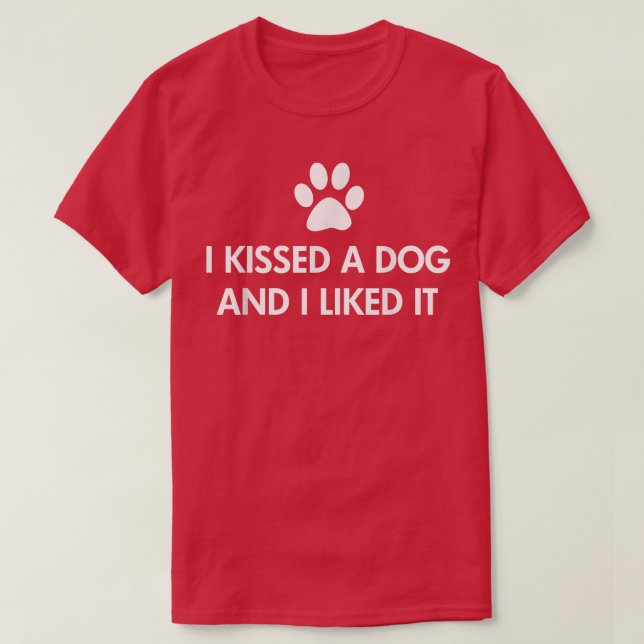 Eu beijei um cachorro e gostei dele T-Shirt (Frente do Design)