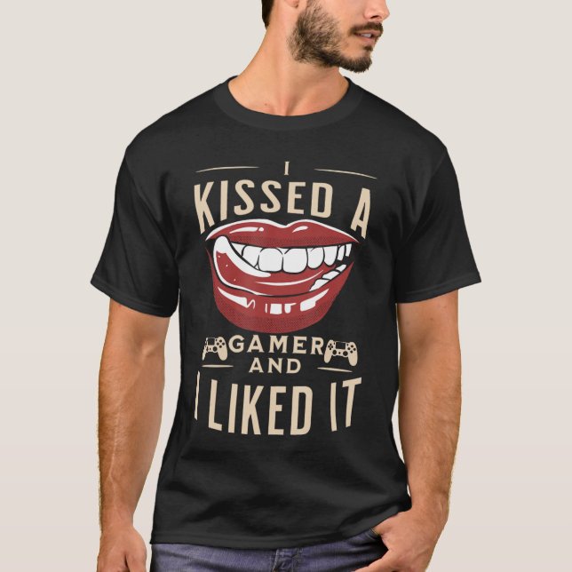 Eu Beijei um Gamer e Eu Gostei Dele Camiseta engra (Frente)
