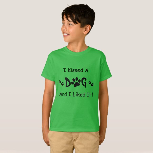 Eu beijei um t-shirt do cão (Frente Completa)
