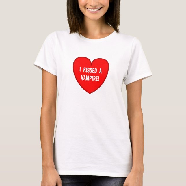 Eu beijei um t-shirt do vampiro (Frente)