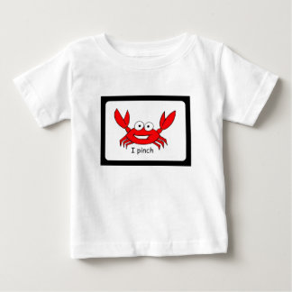 Eu comprimo a camisa da criança