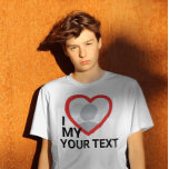 Eu coração meus camisetas de texto de foto persona<br><div class="desc">Crie o seu I Love My Photo Text T-Shirt com esta camisa moderna e engraçada modelo com uma legal serif sans e namorada, esposa, namorado ou foto do marido num enorme coração vermelho. Adicione sua própria foto, seu nome ou qualquer texto personalizado. A modelo de camiseta "Eu amo minha Namorada"...</div>