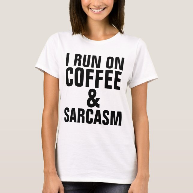 EU CORREI NO CAFÉ E SARCASM T-shirts Engraçadas (Frente)