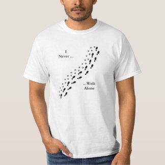 Eu do amante do cão nunca ando t-shirt sozinho de