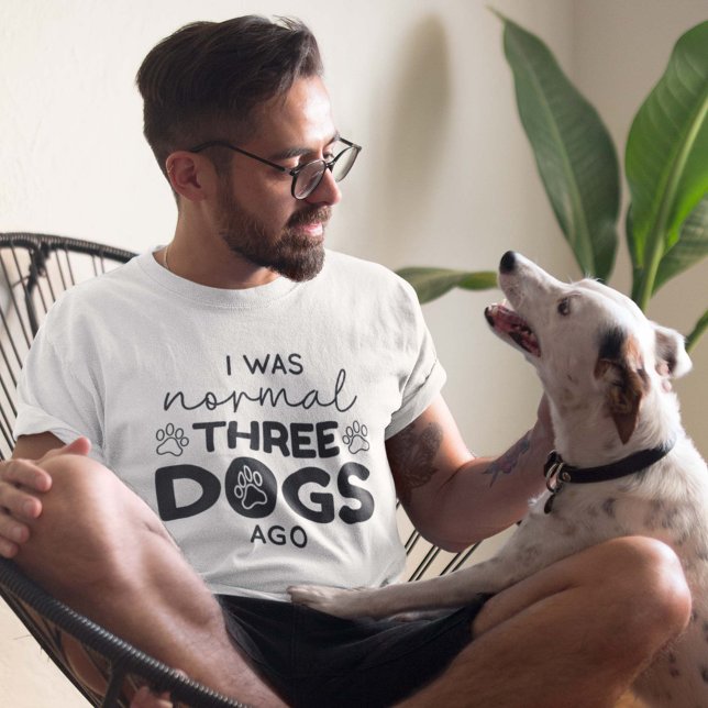Eu Era Normal Três Cachorros Atrás Da Camisa T (Criador carregado)