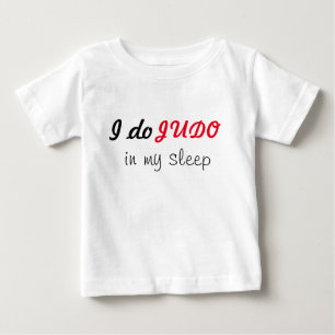 Eu faço o judo em meu t-shirt do sono
