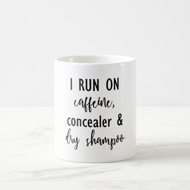 Eu funciono na cafeína, no Concealer & na caneca (Centro)