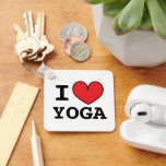 Eu montenho um presente de chaveiro personalizado<br><div class="desc">Eu monto um presente de chaveiro personalizado YOGA com coração vermelho. Faça seu próprio chaveiro personalizado com a ajuda deste modelo. Coração e texto personalizados. Adicione seu próprio nome inicial no verso.</div>