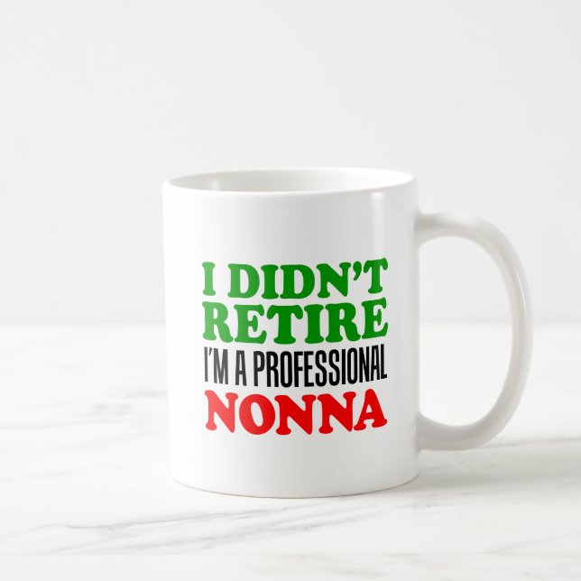 Eu não me aposentei a caneca profissional de Nonna (Direita)