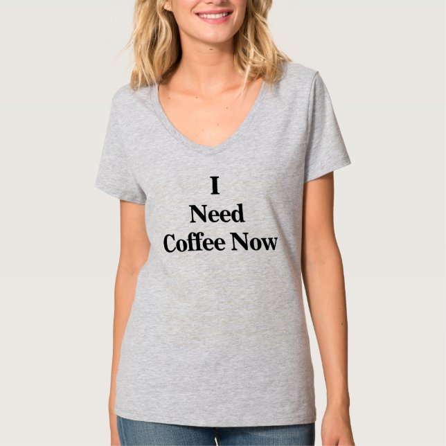 Eu Preciso de Café Agora Camiseta V-Neck (Frente)