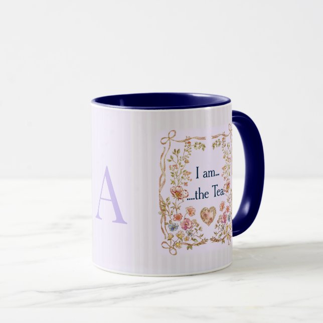 Eu sou a Caneca Inspirada em Chá – Monograma Lilás (Frente Esquerda)
