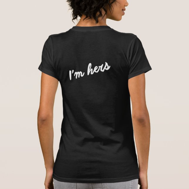 EU SOU A DELA. É MINHA CAMISA DE CASAIS LESBIANOS. (Verso)