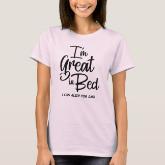 Eu sou grande no t-shirt da cama