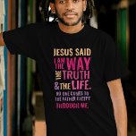 Eu sou o jeito da camiseta em cores brilhantes<br><div class="desc">A camiseta cristã com o verso bíblico de João 14:6 Jesus lhe disse, "Eu sou o caminho, a verdade, e a vida. Ninguém pode vir ao Pai exceto por mim". Os versos estão em cor laranja vermelha e rosada e em caligrafia mista e tipografia minimalista. Esta moda, design de fé...</div>