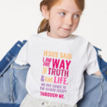 Eu sou o jeito que crianças camiseta em cores bril<br><div class="desc">A camiseta cristã com o verso bíblico de João 14:6 Jesus lhe disse, "Eu sou o caminho, a verdade, e a vida. Ninguém pode vir ao Pai exceto por mim". Os versos estão em cor laranja vermelha e rosada e em caligrafia mista e tipografia minimalista. Esta moda, design de fé...</div>