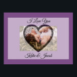 Eu te amo, foto personalizada Poster roxo<br><div class="desc">Adorável poster para um presente romântico para Dia de os namorados,  aniversário,  aniversário ou só para dizer "Eu te amo". Basta carregar a data do casamento ou a mensagem pessoal na área personalizada.</div>