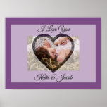 Eu te amo, foto personalizada Poster roxo<br><div class="desc">Adorável poster para um presente romântico para Dia de os namorados,  aniversário,  aniversário ou só para dizer "Eu te amo". Basta carregar a data do casamento ou a mensagem pessoal na área personalizada.</div>