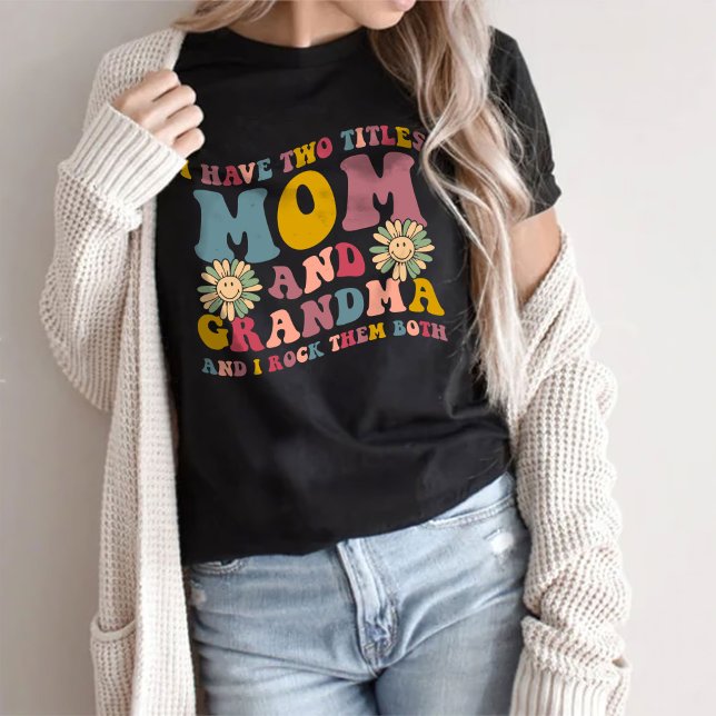Eu Tenho Dois Títulos Mãe E Vovó T-Shirt (Criador carregado)